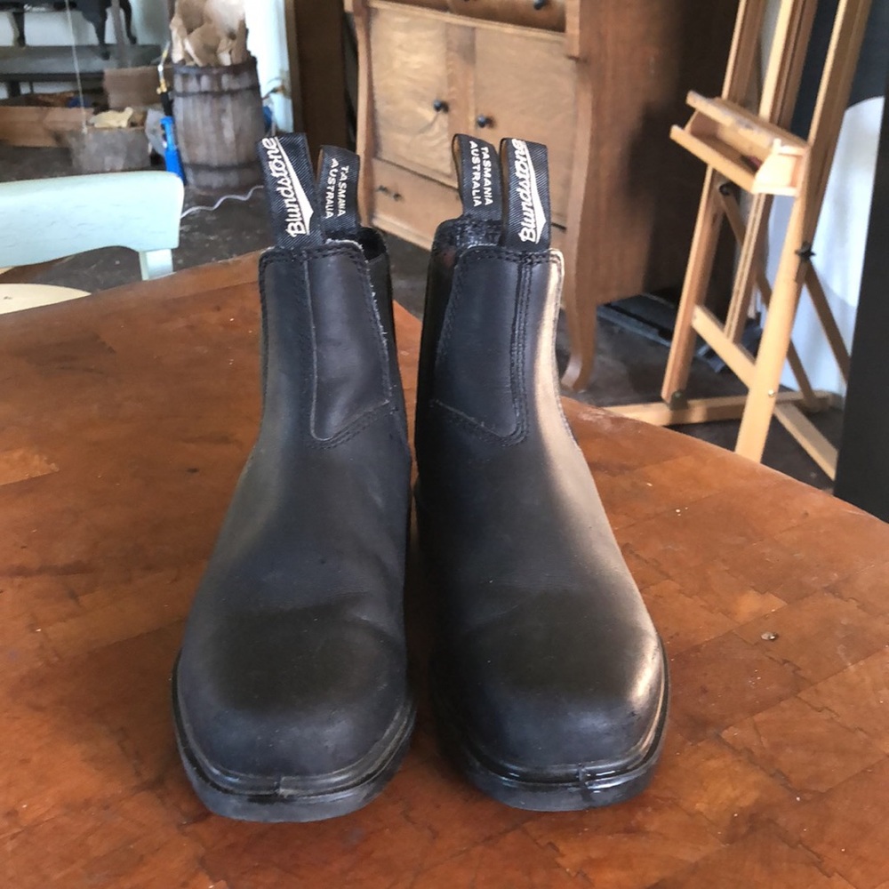 Blundtstone Chelsea Dress Boot; chisel toe